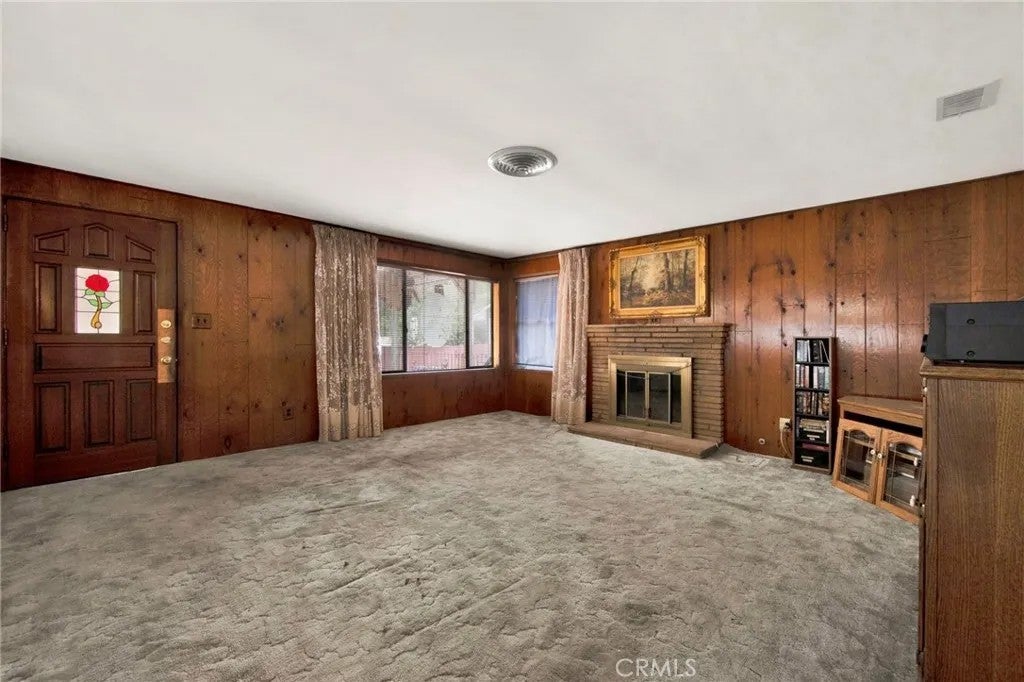 3255 Montrose