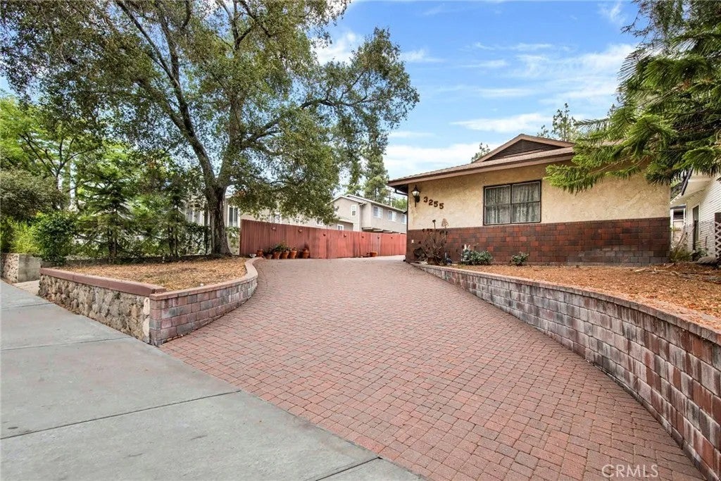 3255 Montrose