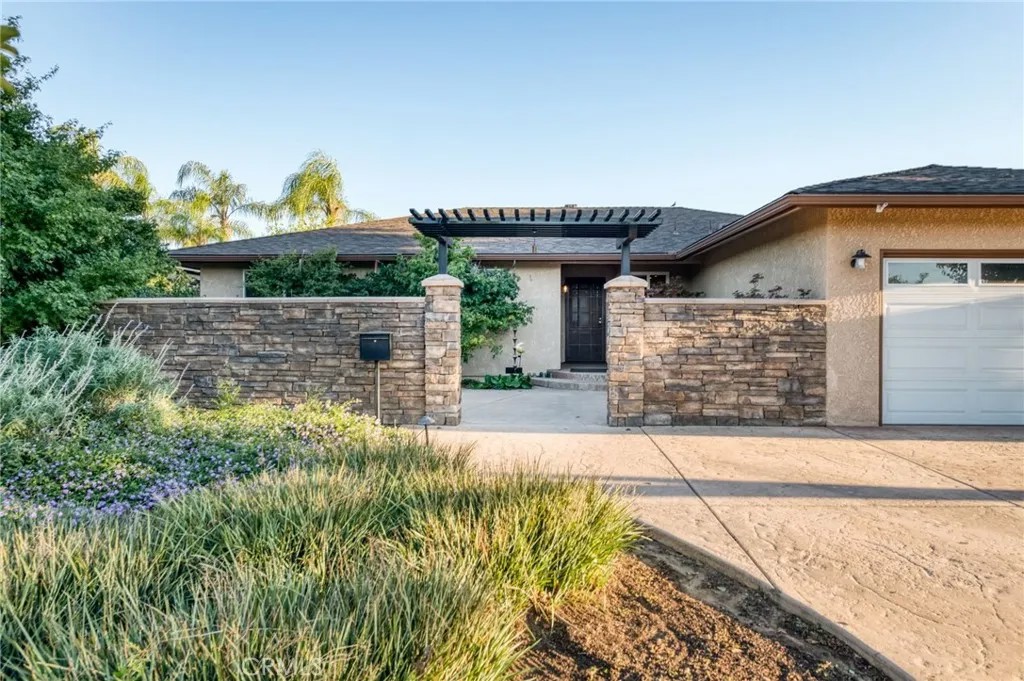 2515 E Los Altos