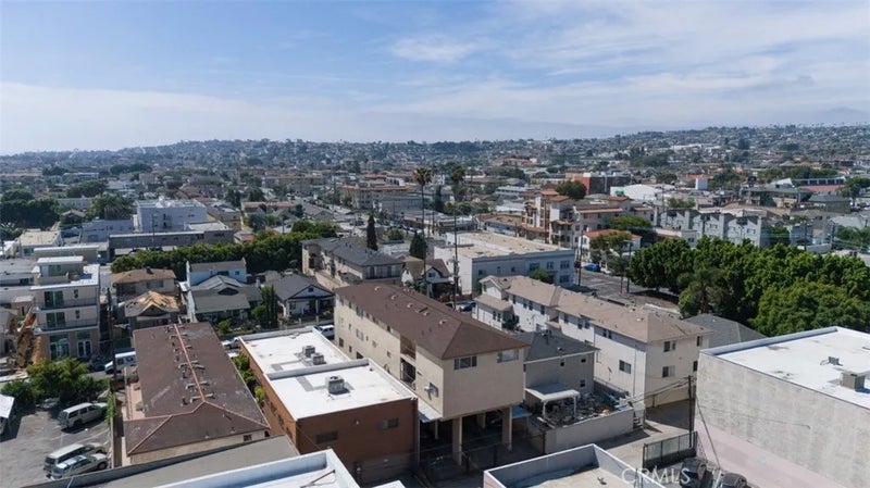 570 W 8th