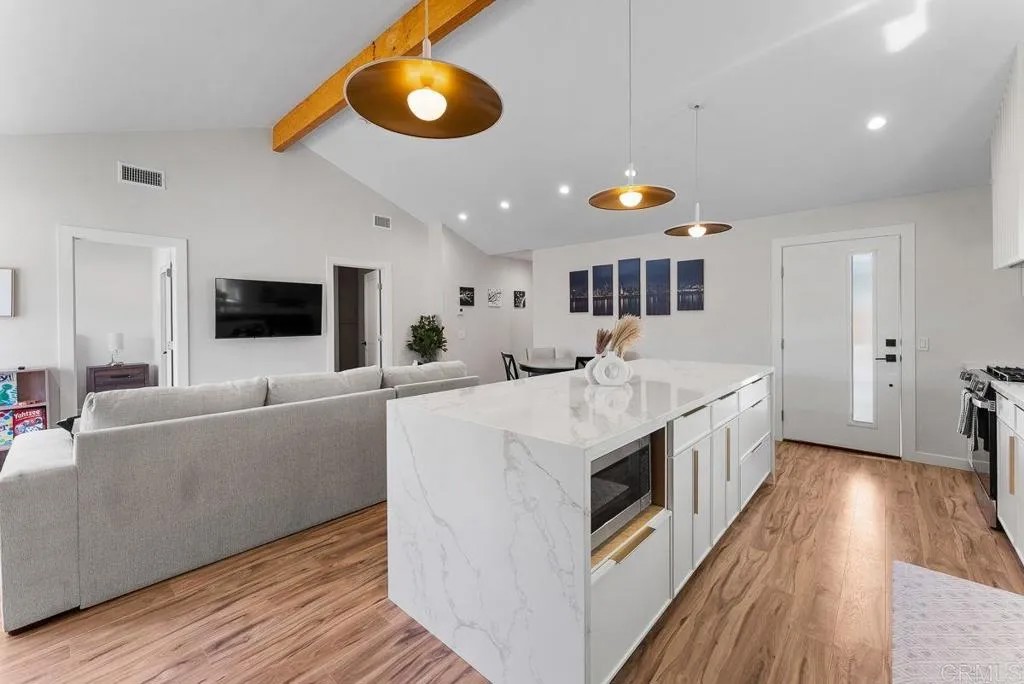 1933 Chatsworth Boulevard