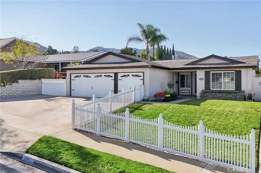 Photo of 2322 Avenida Del Vista, Corona, CA 92882 (MLS # IG26020280)