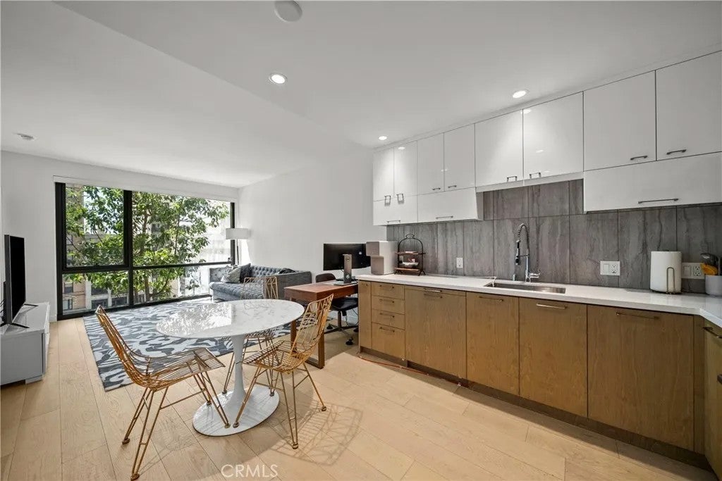 400 S Broadway 828