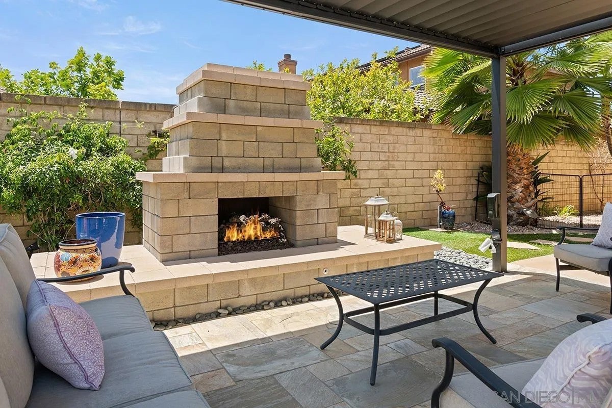 2340 Douglaston Glen