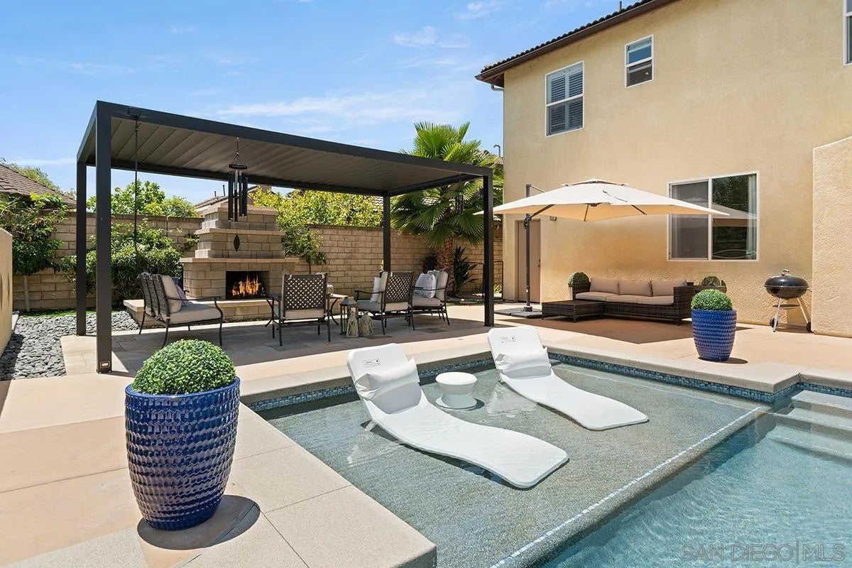 2340 Douglaston Glen