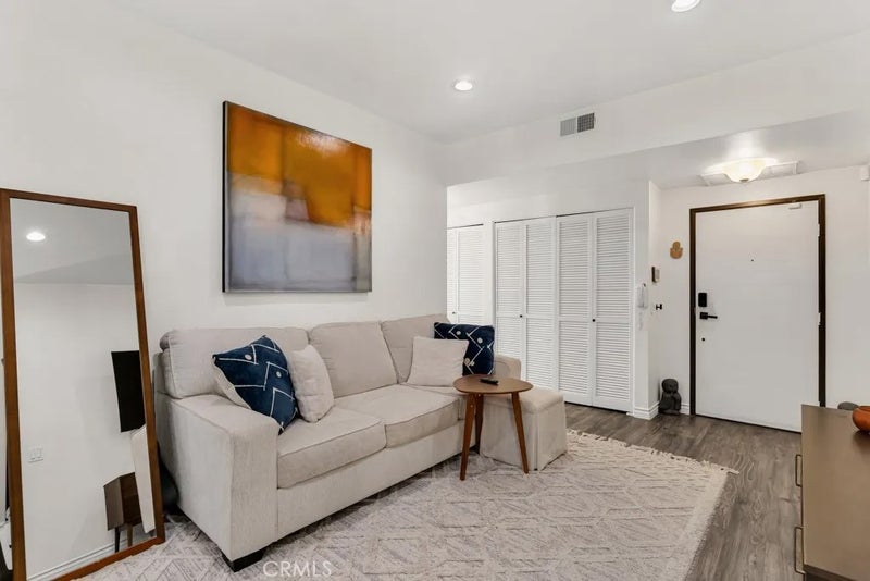 17914 Magnolia Boulevard 121