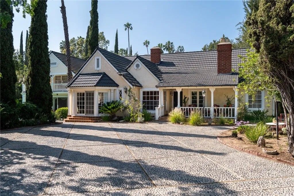 Photo of 1535 Royal Boulevard, Glendale, CA 91207 (MLS # GD26065149)