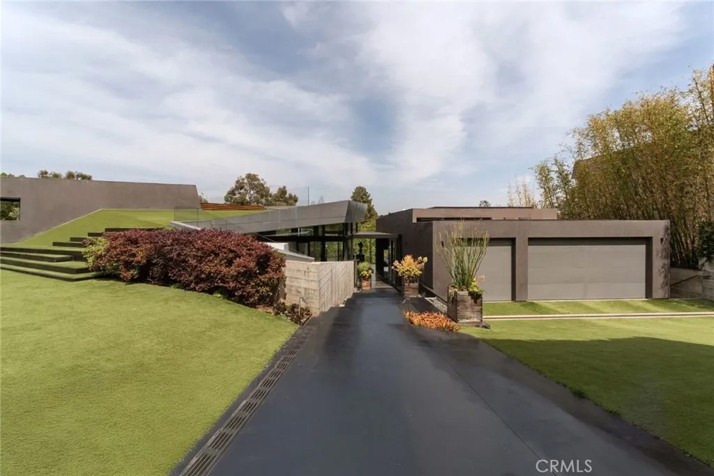 314 N Barrington Avenue