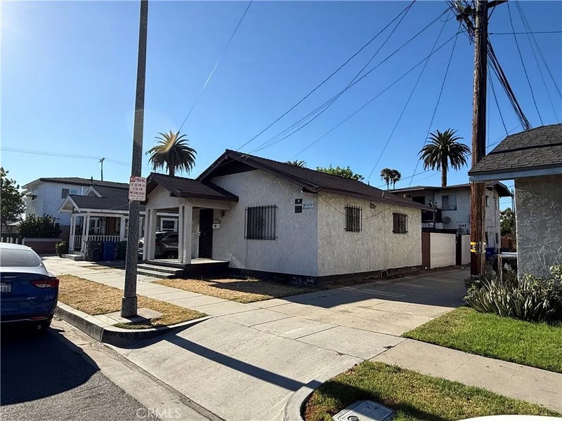 1045 E New York