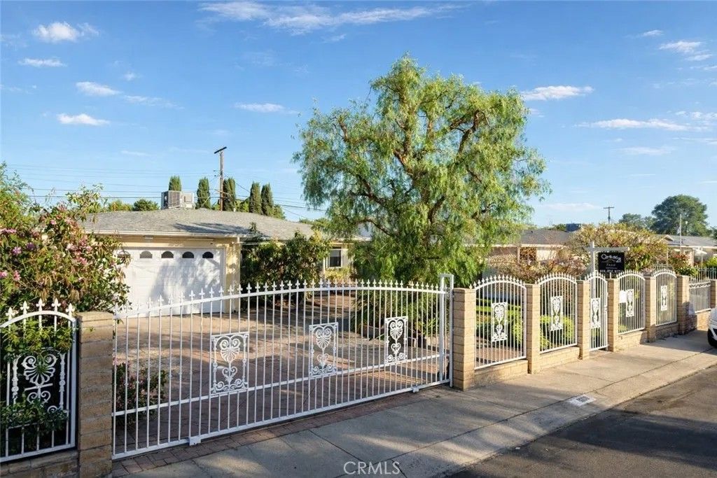 Photo of 8838 Murietta Ave, Panorama City, CA 91402 (MLS # SR26058075)