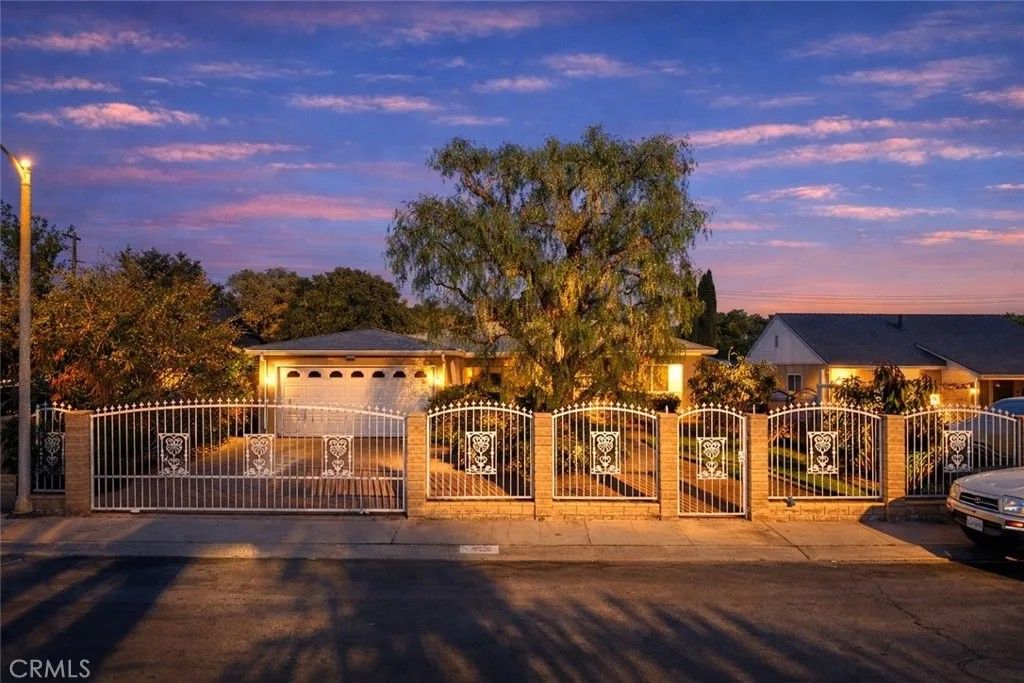 Photo of 8838 Murietta Ave, Panorama City, CA 91402 (MLS # SR26058075)