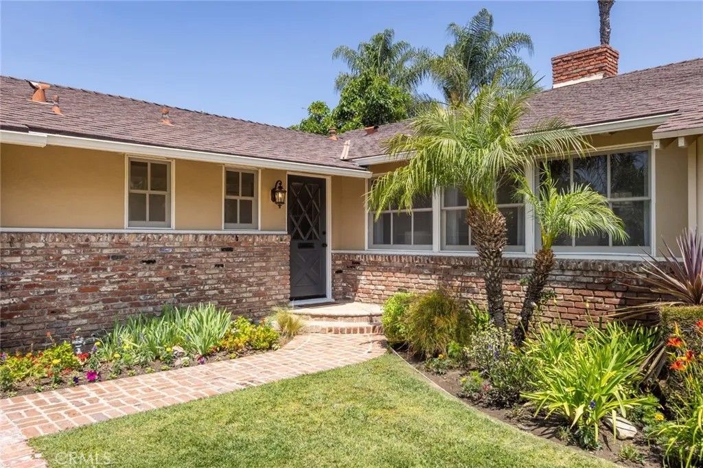 Photo of 12323 Landale ST, Studio City, CA 91604 (MLS # SR26102838)