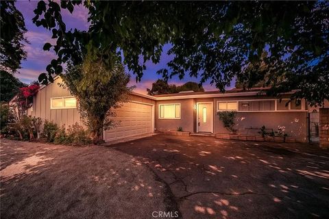 Photo of 7848 Chastain Avenue, Reseda, CA 91335 (MLS # SR26017065)