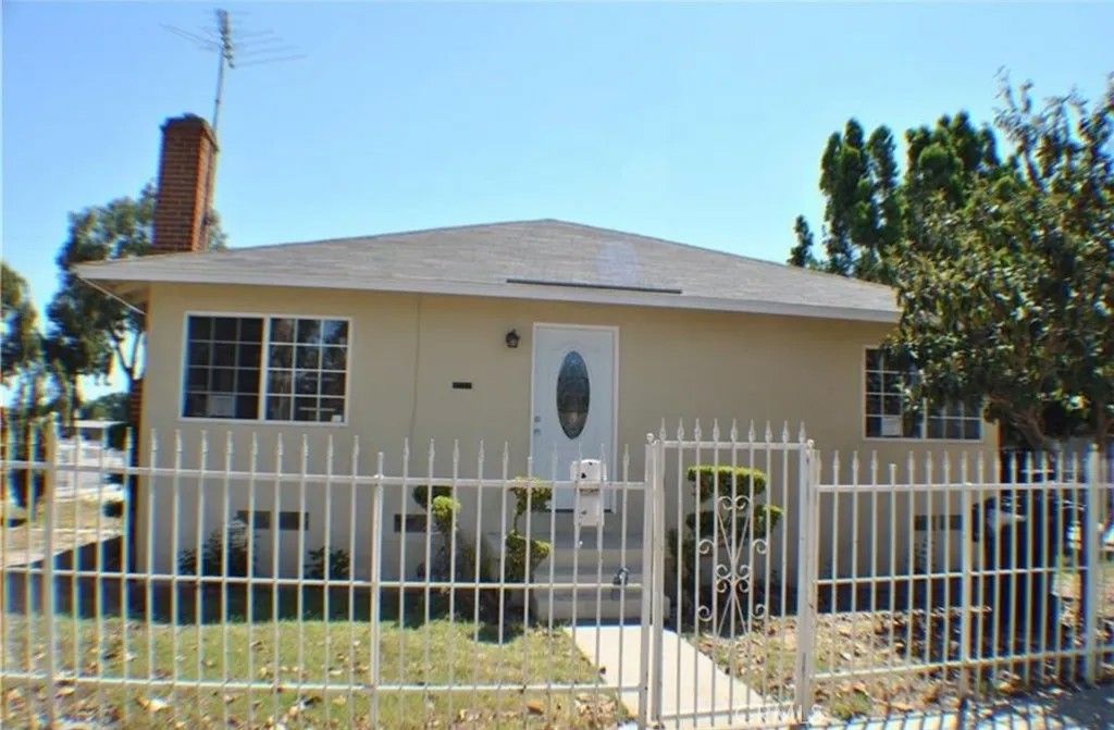 Photo of 2101 S Sycamore St, Santa Ana, CA 92707 (MLS # TR26083478)