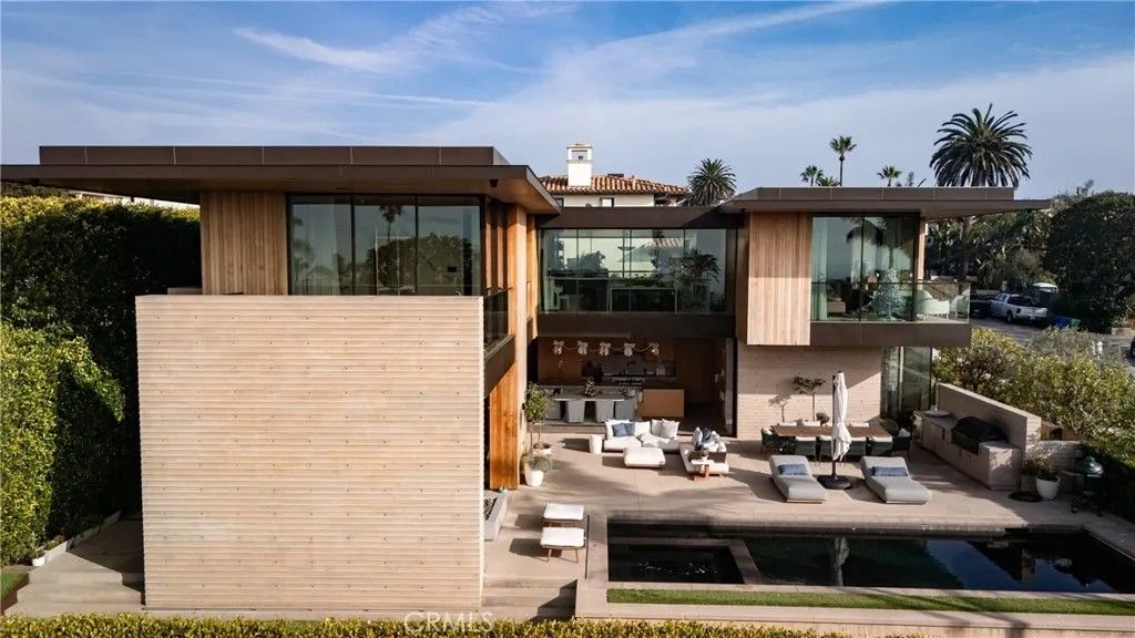 Photo of 100 N Dianthus St, Manhattan Beach, CA 90266 (MLS # PV25281146)