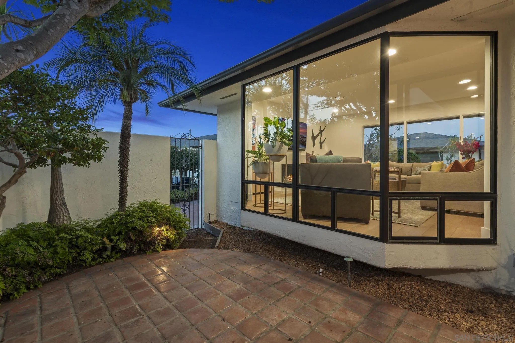 821 Moana Dr