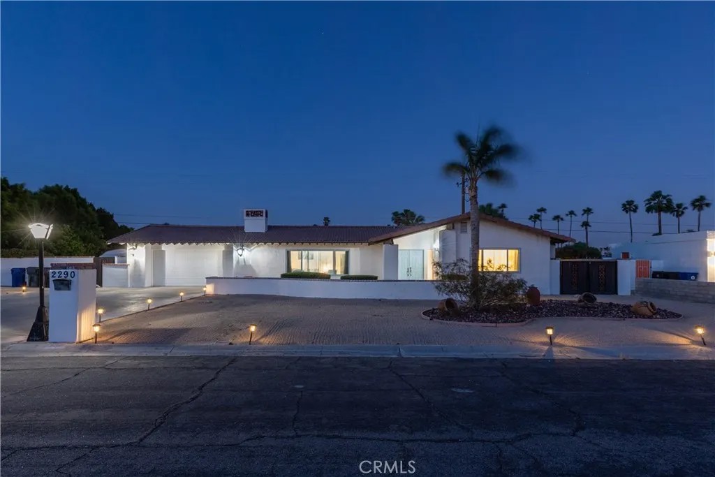 2290 N Victoria