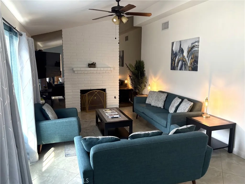 2290 N Victoria