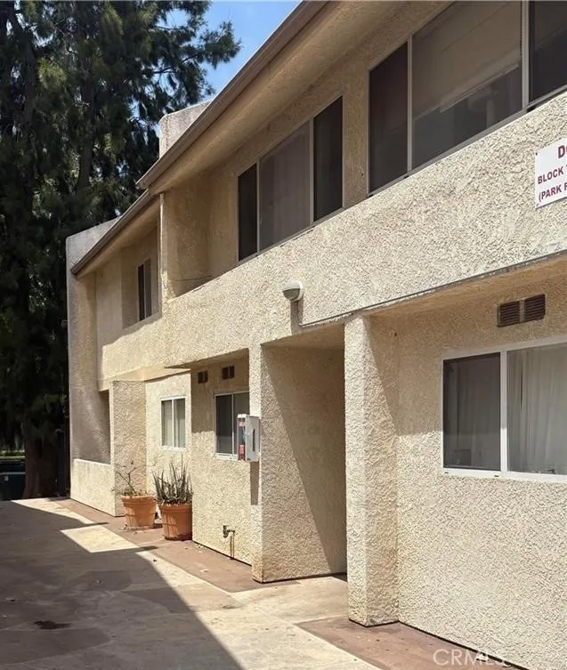 7651 Reseda 12