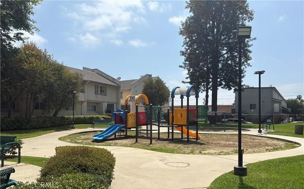 7651 Reseda 12