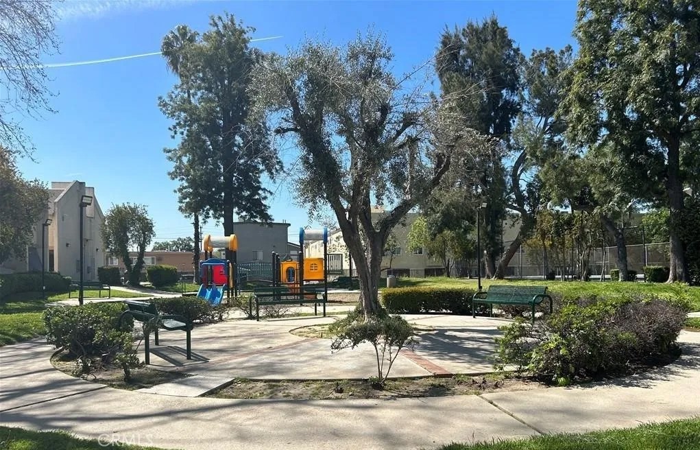 7651 Reseda 12