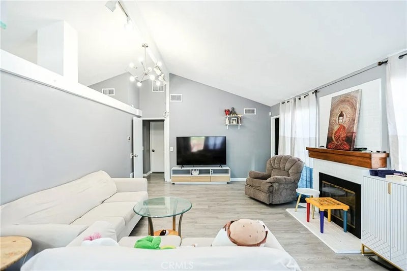 2186 W Huntington