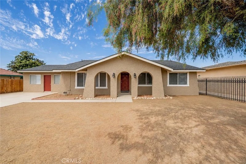 732 S Acacia