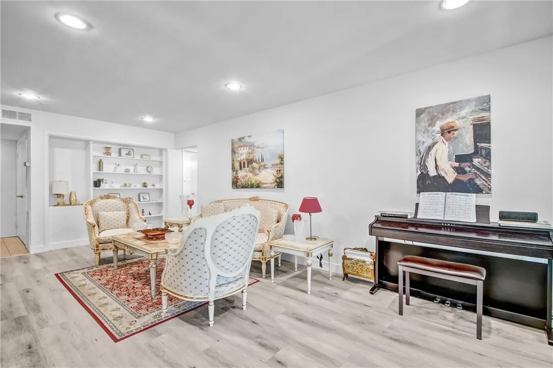 15335 Magnolia 215