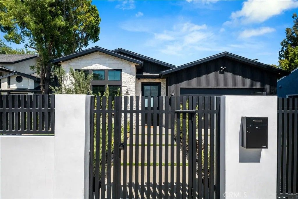 Photo of 4734 Tobias Avenue, Sherman Oaks, CA 91403 (MLS # SR26001629)