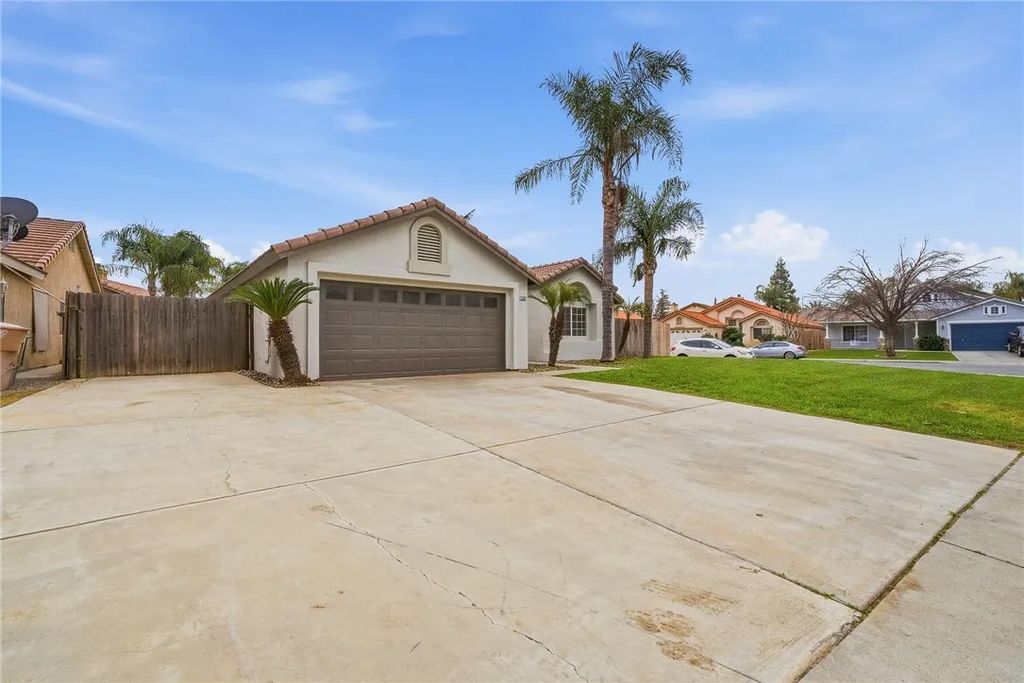 Photo of 5201 Sierra Caves Avenue, Bakersfield, CA 93313 (MLS # WS26032797)