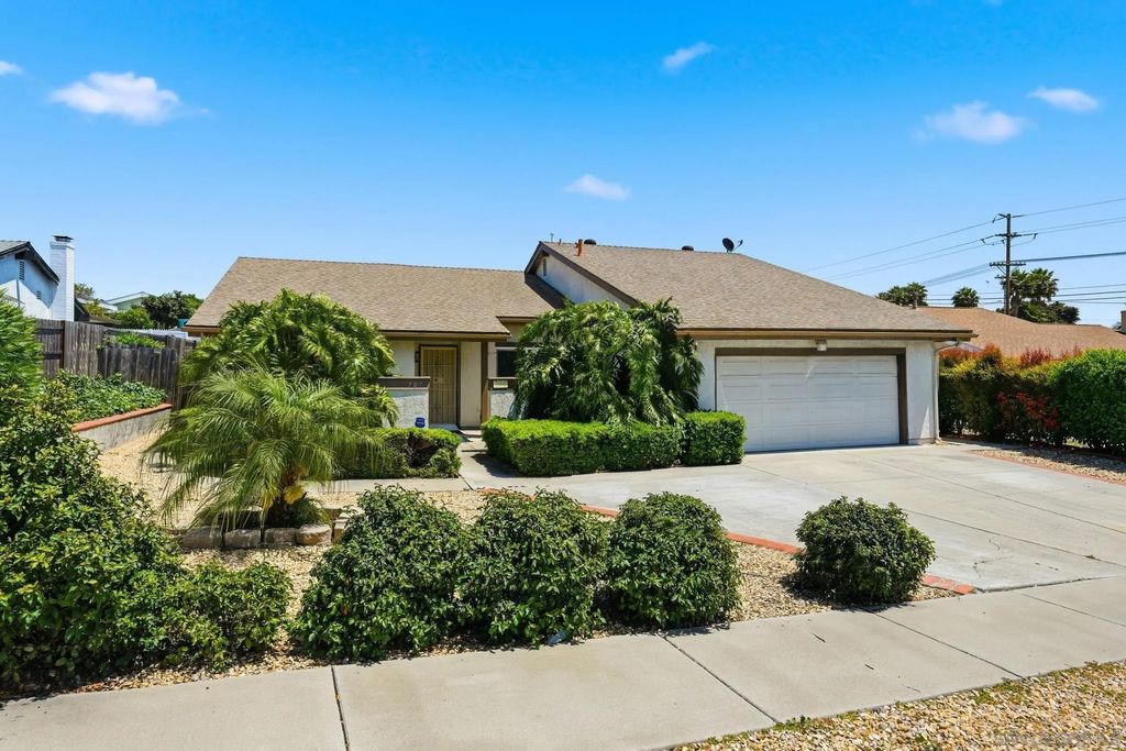 Photo of 707 Granada Dr, Vista, CA 92083 (MLS # 260010538)
