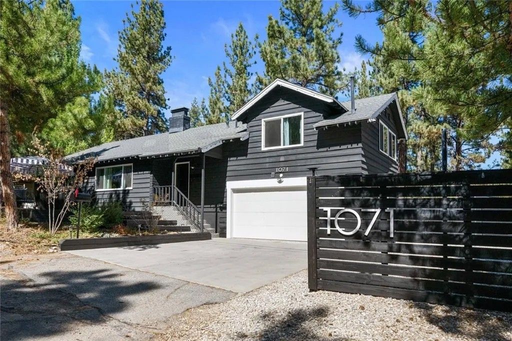Photo of 1071 Mountain LN, Big Bear Lake, CA 92314 (MLS # RS26096049)