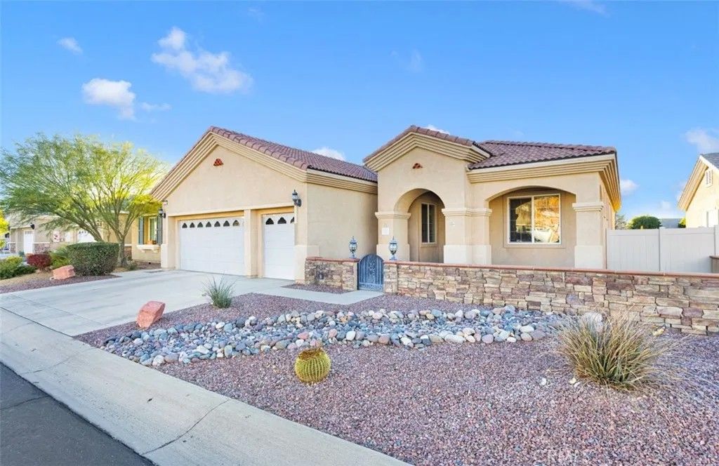 Photo of 10266 Lakeshore Dr, Apple Valley, CA 92308 (MLS # HD25272383)