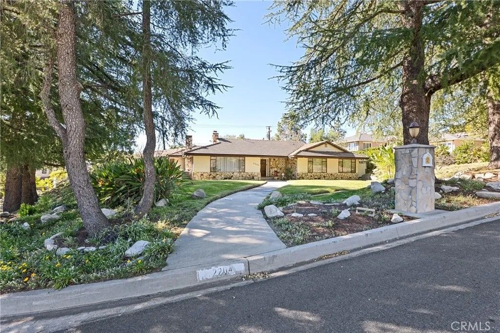 Photo of 2204 San Gorgonio Road, La Canada Flintridge, CA 91011 (MLS # GD26005866)