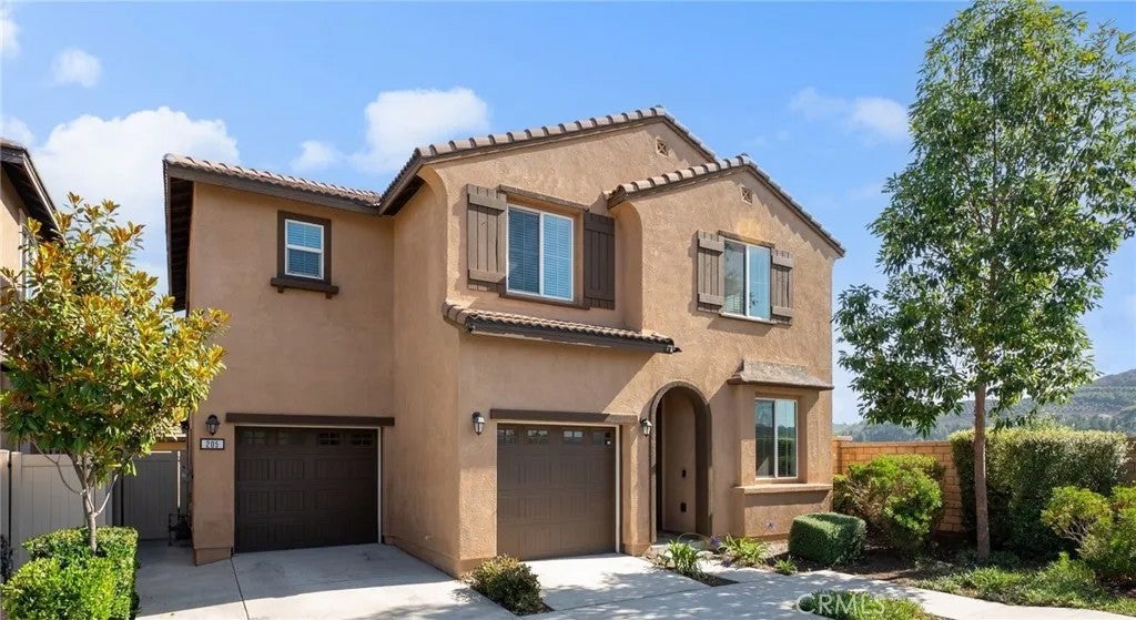 Photo of 205 Windsor Grey WAY, Fallbrook, CA 92028 (MLS # SW26122507)