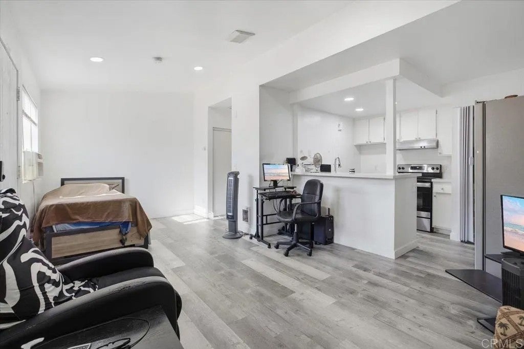875 W San Ysidro Boulevard 14