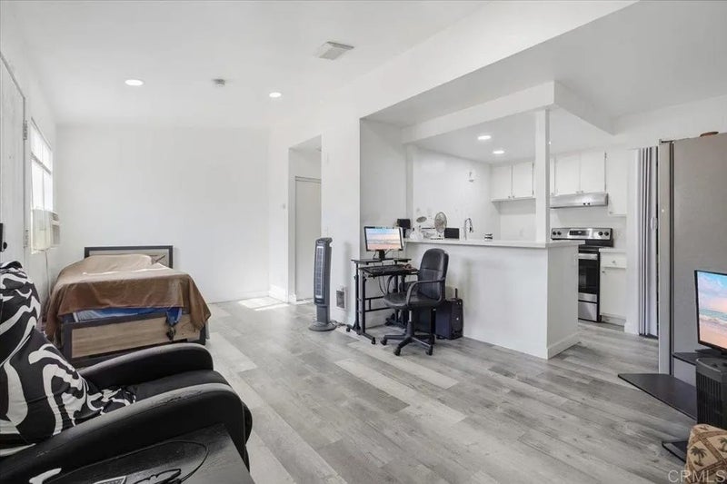 875 W San Ysidro Boulevard 14