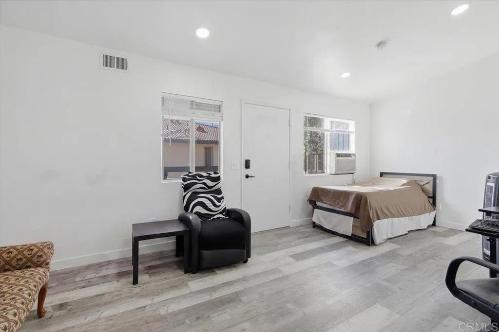 875 W San Ysidro Boulevard 14
