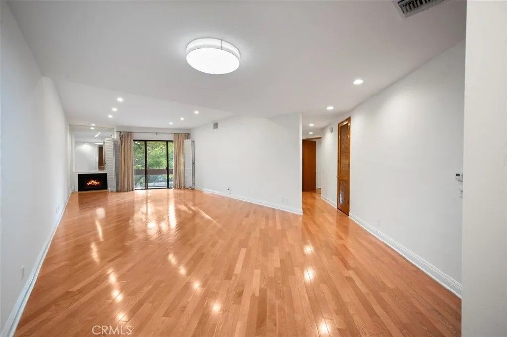 Photo of 750 S Bundy Dr #108, Los Angeles, CA 90049 (MLS # SR25265718)