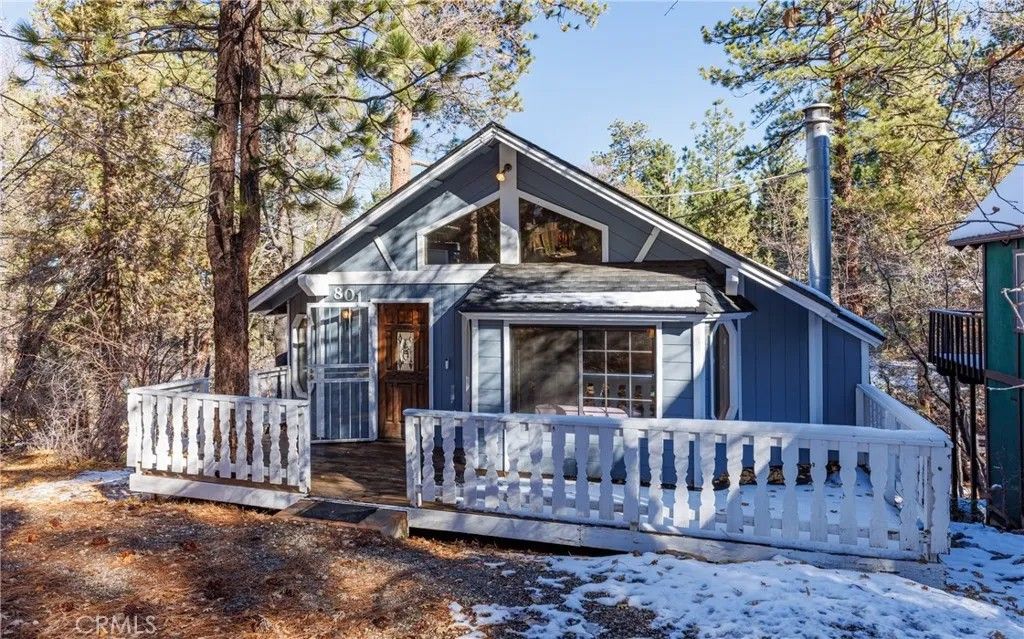 Photo of 801 Highland Ln, Sugarloaf, CA 92386 (MLS # SR25268448)