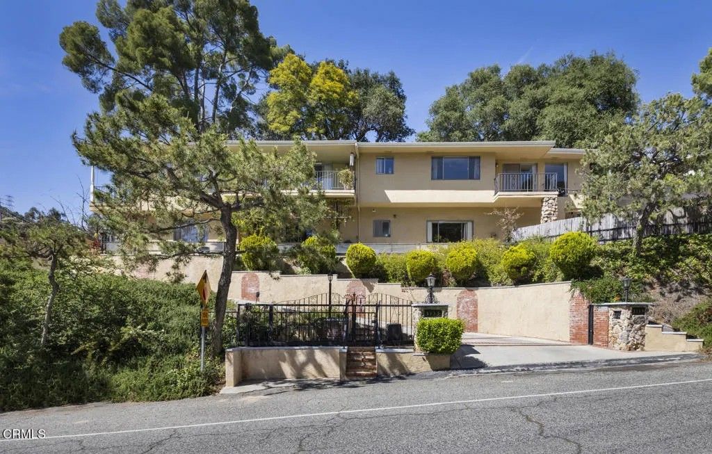 Photo of 3139 Linda Vista Road, Glendale, CA 91206 (MLS # P1-26953)