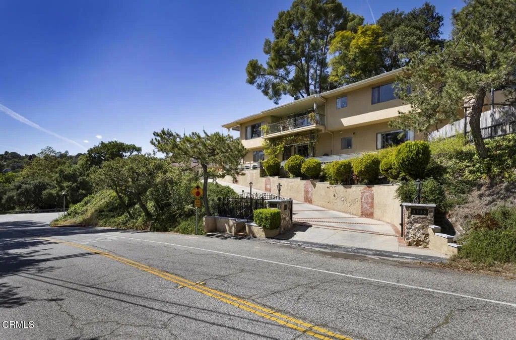 Photo of 3139 Linda Vista Road, Glendale, CA 91206 (MLS # P1-26953)