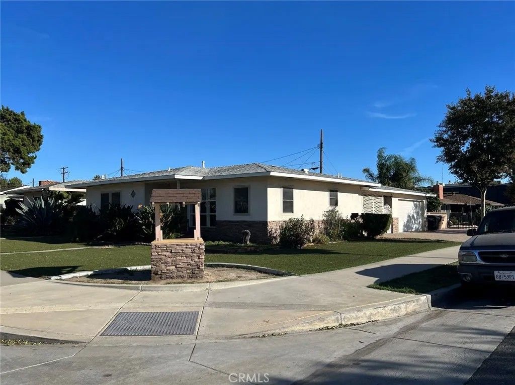 Photo of 140 W Midway Manor Mnr, Anaheim, CA 92805 (MLS # TR26011346)