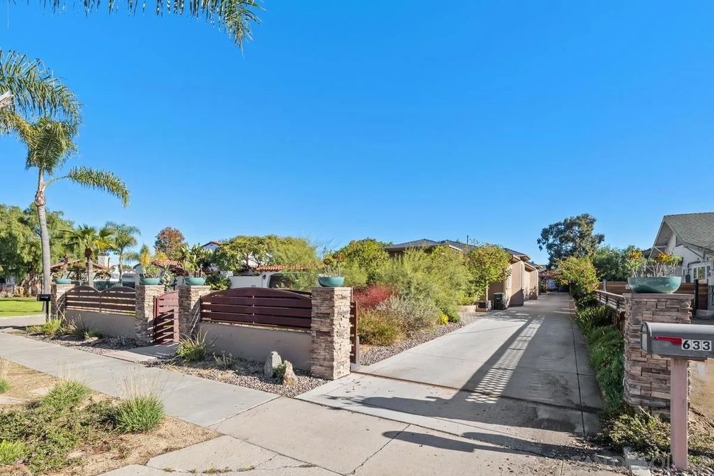 Photo of 633 Del Mar Ave, Chula Vista, CA 91910 (MLS # 250045019)