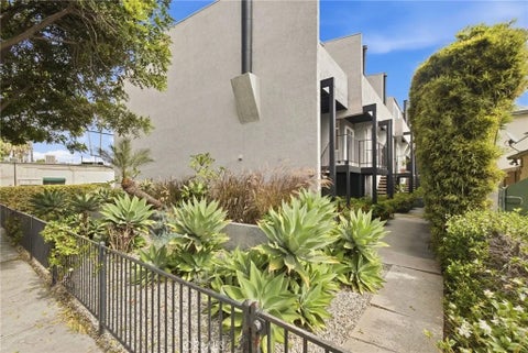 Photo of 4018 Redwood Avenue #Unit B, Los Angeles, CA 90066 (MLS # PW26205817)