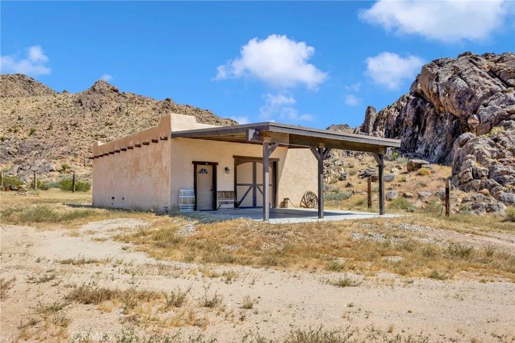 Photo of 31542 Spinel, Lucerne Valley, CA 92356 (MLS # HD26071406)