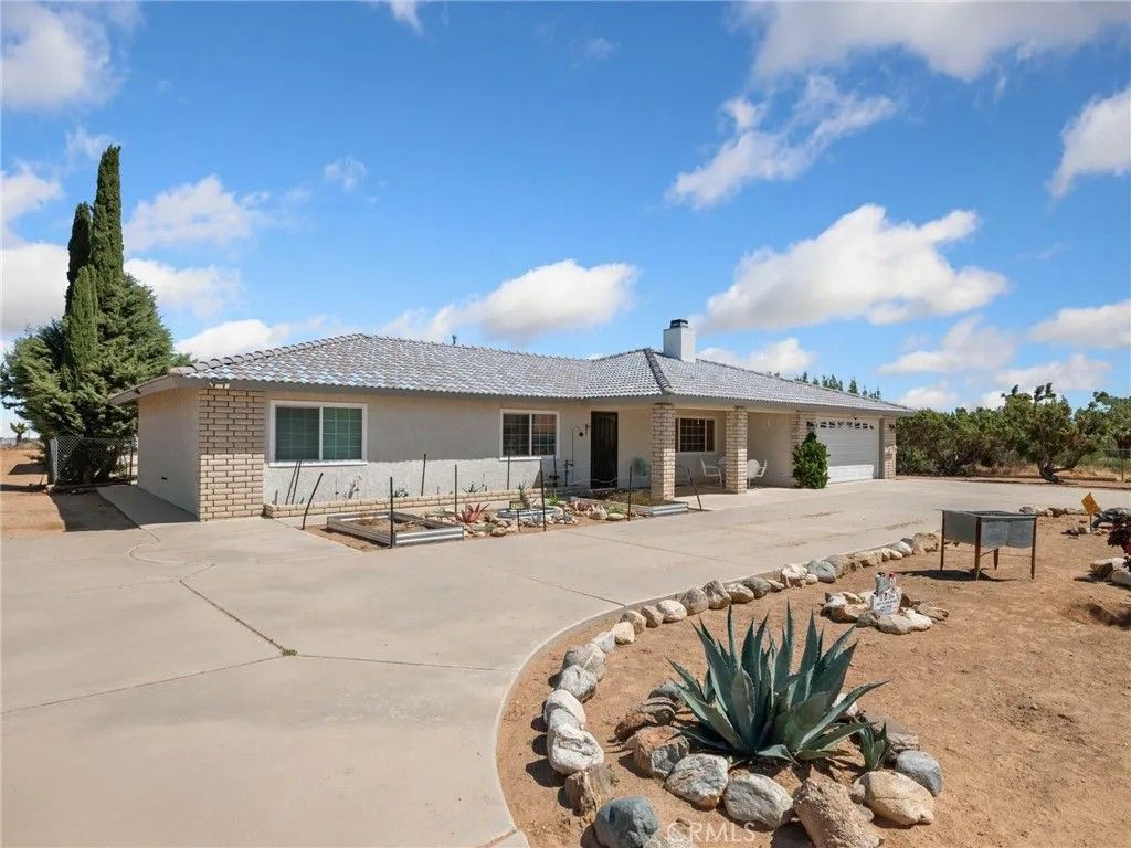 Photo of 12190 Mission St, Oak Hills, CA 92344 (MLS # CV26071330)