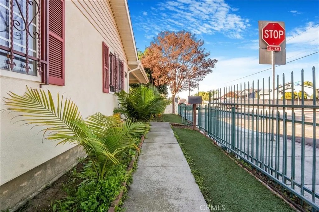 2502 Santa Ana Boulevard North
