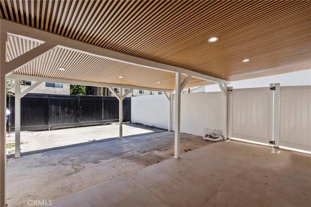 Photo of 5734 Stansbury Avenue, Van Nuys, CA 91401 (MLS # SR26006073)