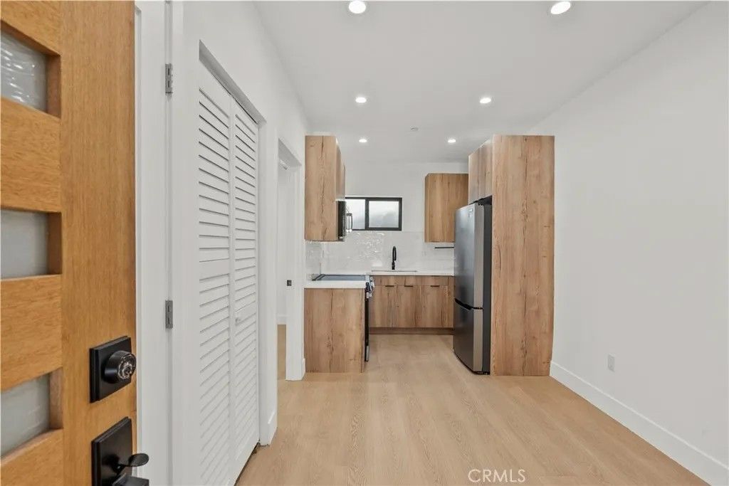 Photo of 5734 Stansbury Avenue, Van Nuys, CA 91401 (MLS # SR26006073)